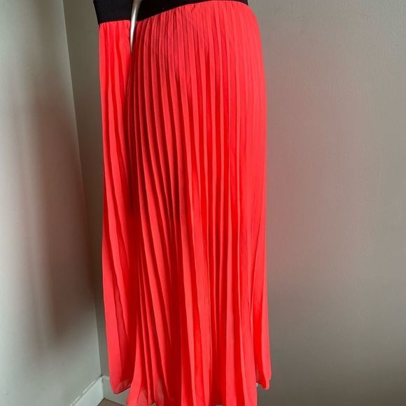🖤 Neon Coral Plisse Midi - Picture 6 of 10